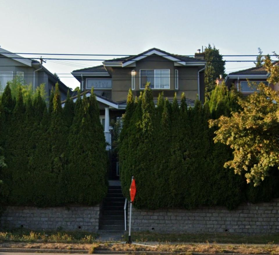2945 E Broadway0