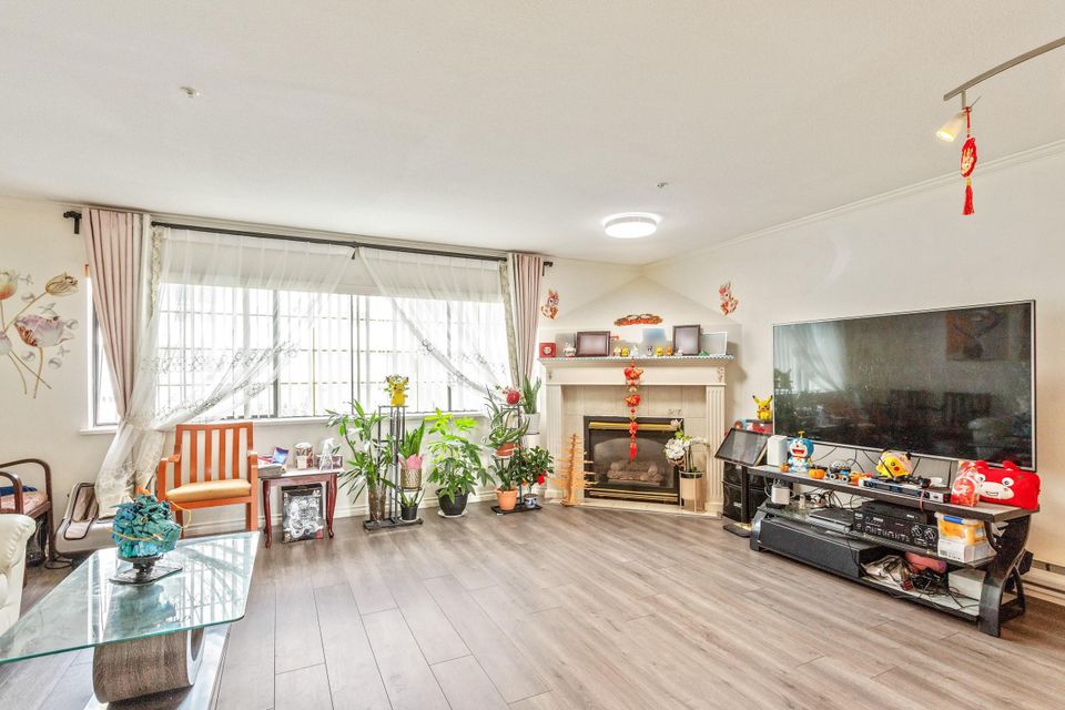 21 - 8591 Blundell Road2