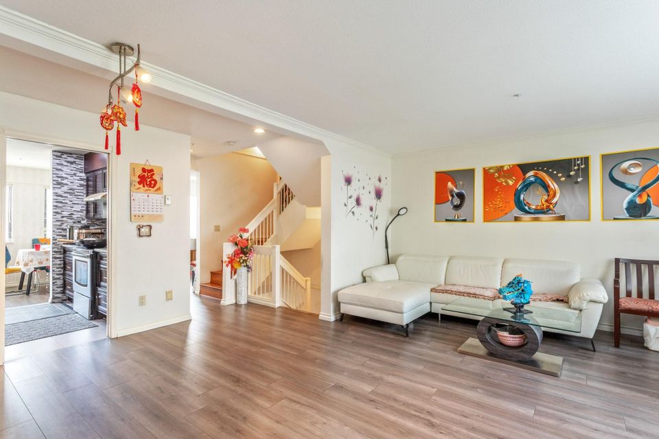 21 - 8591 Blundell Road4