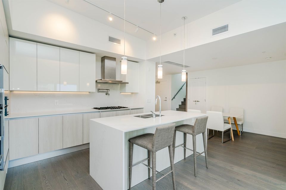 602 - 477 W 59th Avenue4