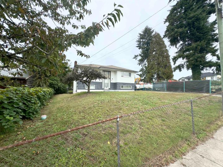 Photo 2 at 607 Alderson Avenue, Coquitlam West, Coquitlam