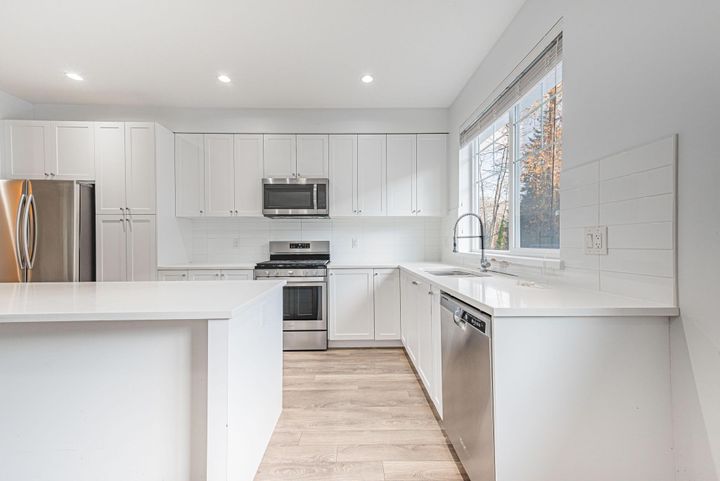 Photo 11 at 28 - 16357 15 Avenue, King George Corridor, South Surrey White Rock