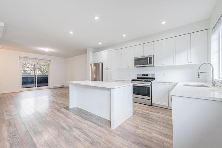 Photo 12 at 28 - 16357 15 Avenue, King George Corridor, South Surrey White Rock