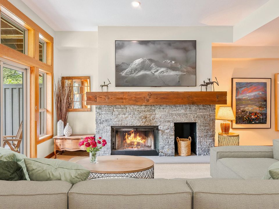 6 - 4668 Blackcomb Way3