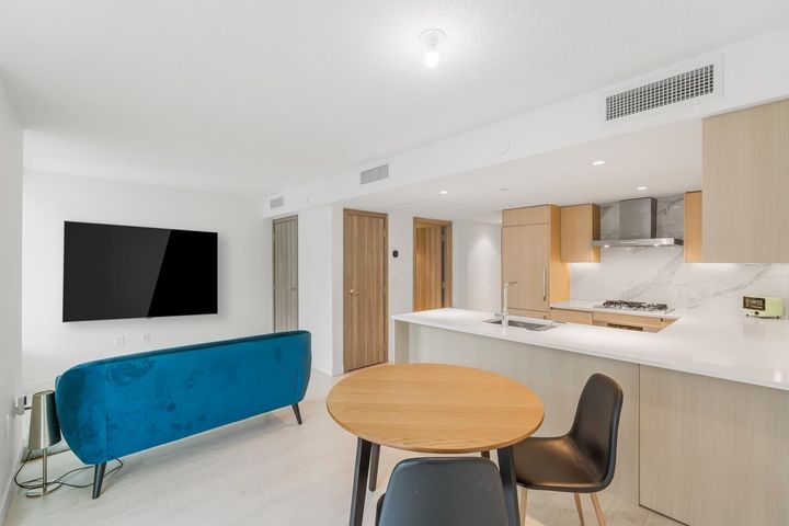 Photo 11 at 909 - 8555 Capstan Way, West Cambie, Richmond