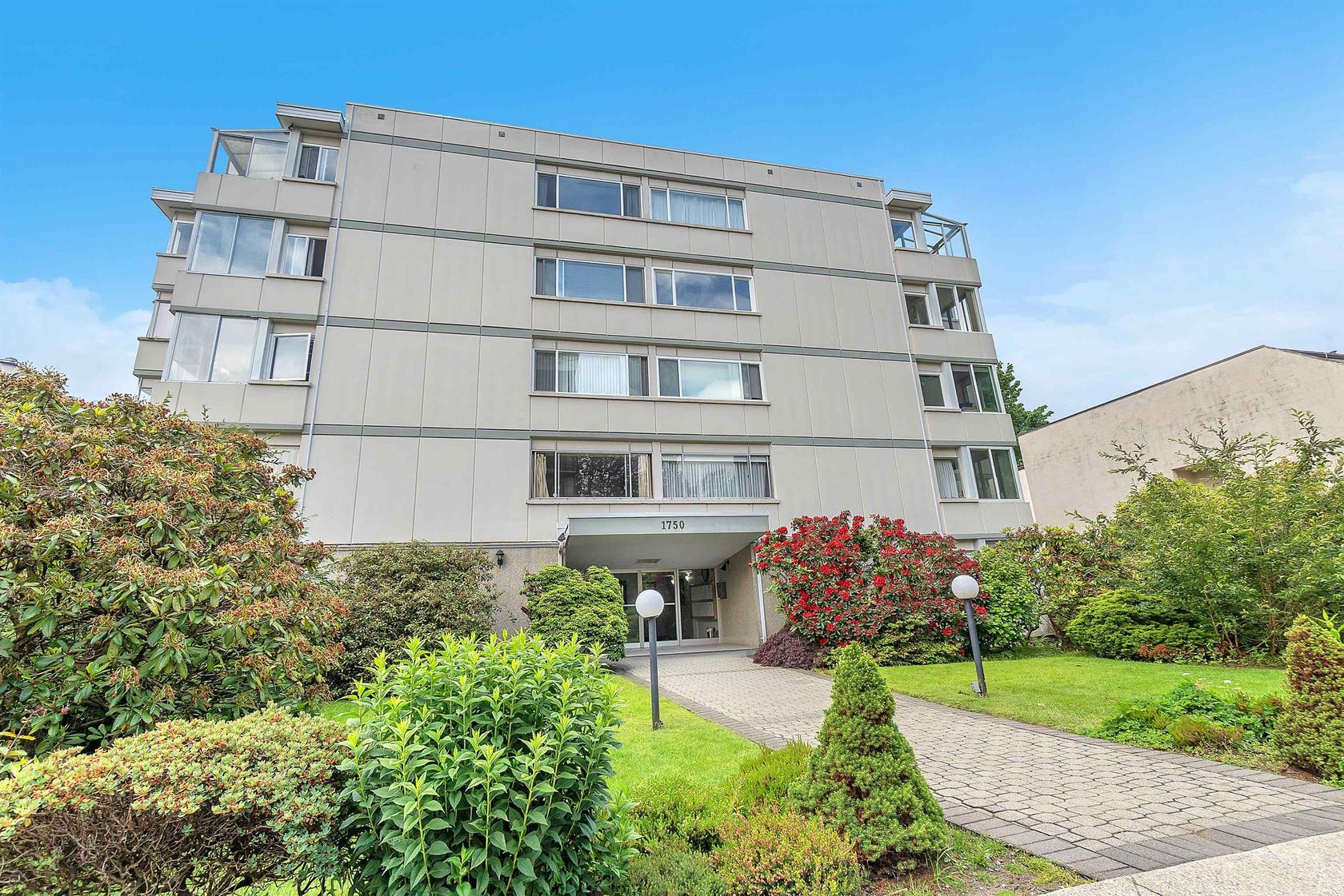 Photo 4 at 306 - 1750 Esquimalt Avenue, Ambleside, West Vancouver Photo 4 at 306 - 1750 Esquimalt Avenue, Ambleside, West Vancouver