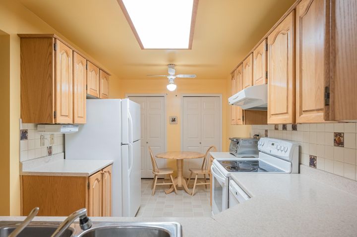 Photo 11 at 102 - 15300 17 Avenue, Sunnyside Park Surrey, South Surrey White Rock
