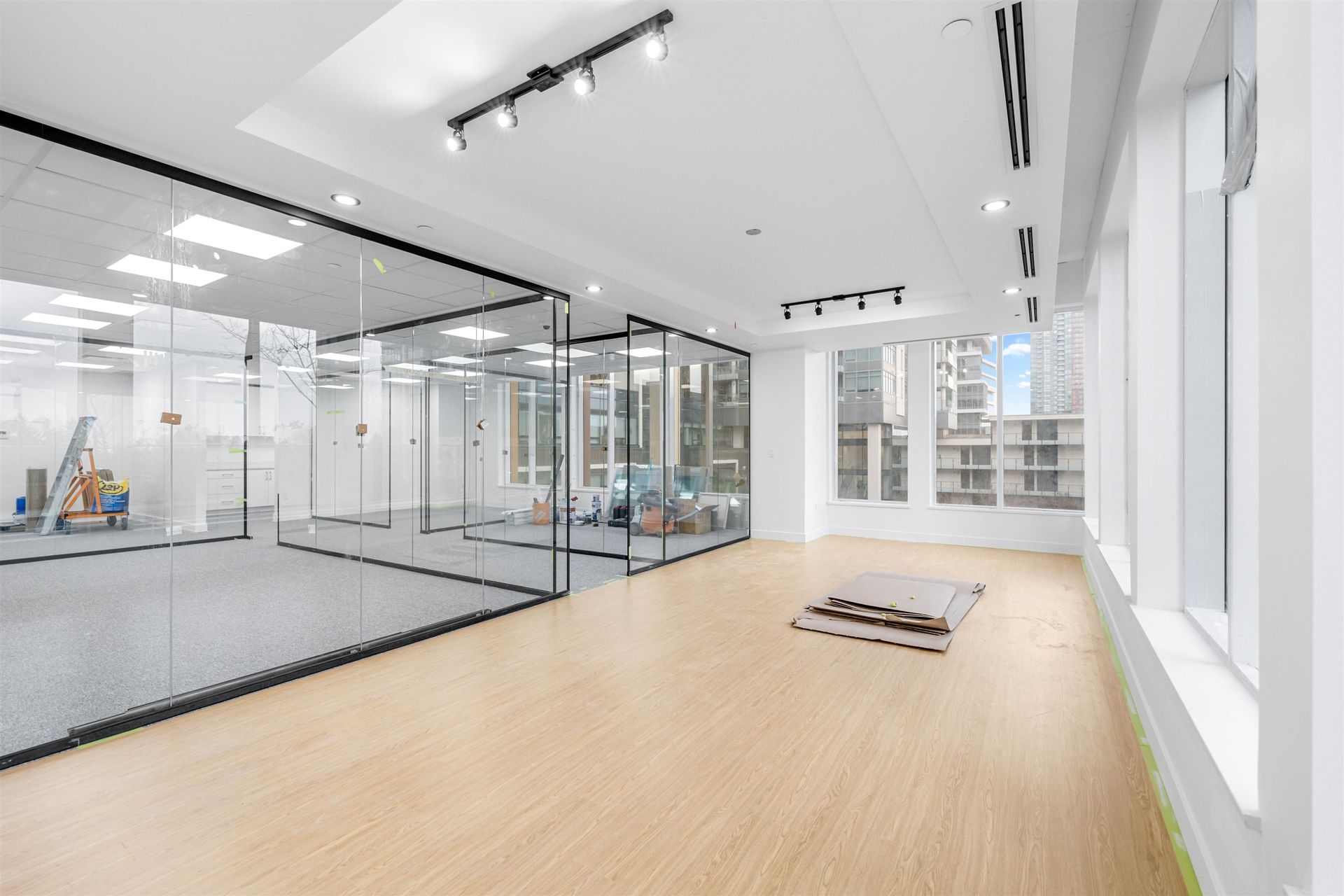 413 - 6378 Silver Avenue, Metrotown, Burnaby South photo 1 413 - 6378 Silver Avenue, Metrotown, Burnaby South photo 1