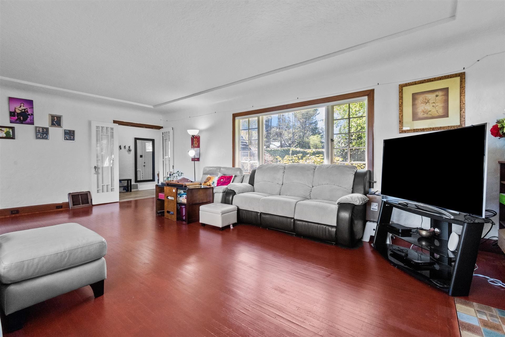 2516 Courtenay Street4