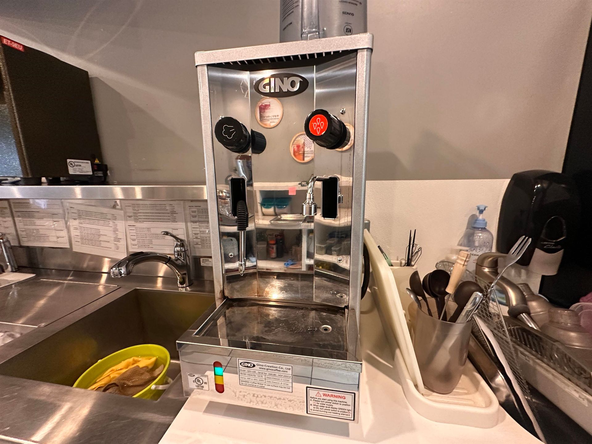 Photo 4 at 608 W Broadway, Fairview VW, Vancouver West Photo 4 at 608 W Broadway, Fairview VW, Vancouver West