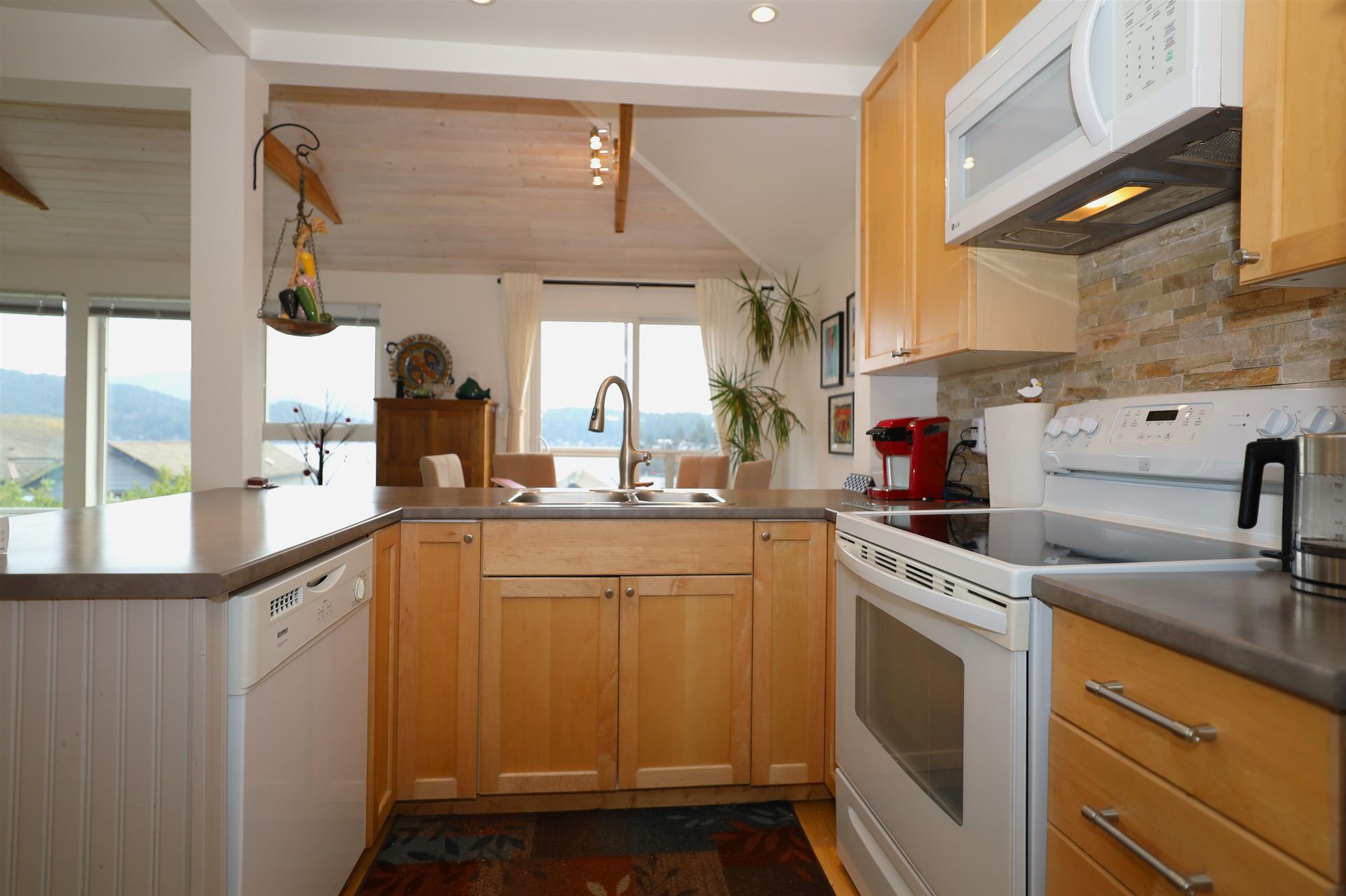 Photo 10 at 512 S Fletcher Road, Gibsons & Area, Sunshine Coast Photo 10 at 512 S Fletcher Road, Gibsons & Area, Sunshine Coast
