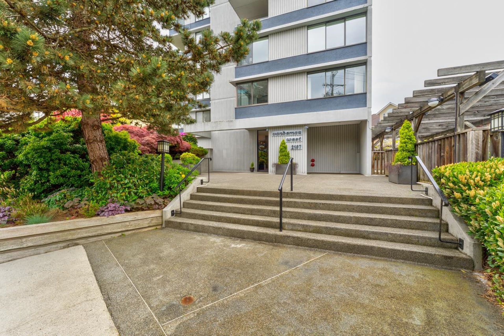 Photo 2 at 203 - 2167 Bellevue Avenue, Dundarave, West Vancouver Photo 2 at 203 - 2167 Bellevue Avenue, Dundarave, West Vancouver