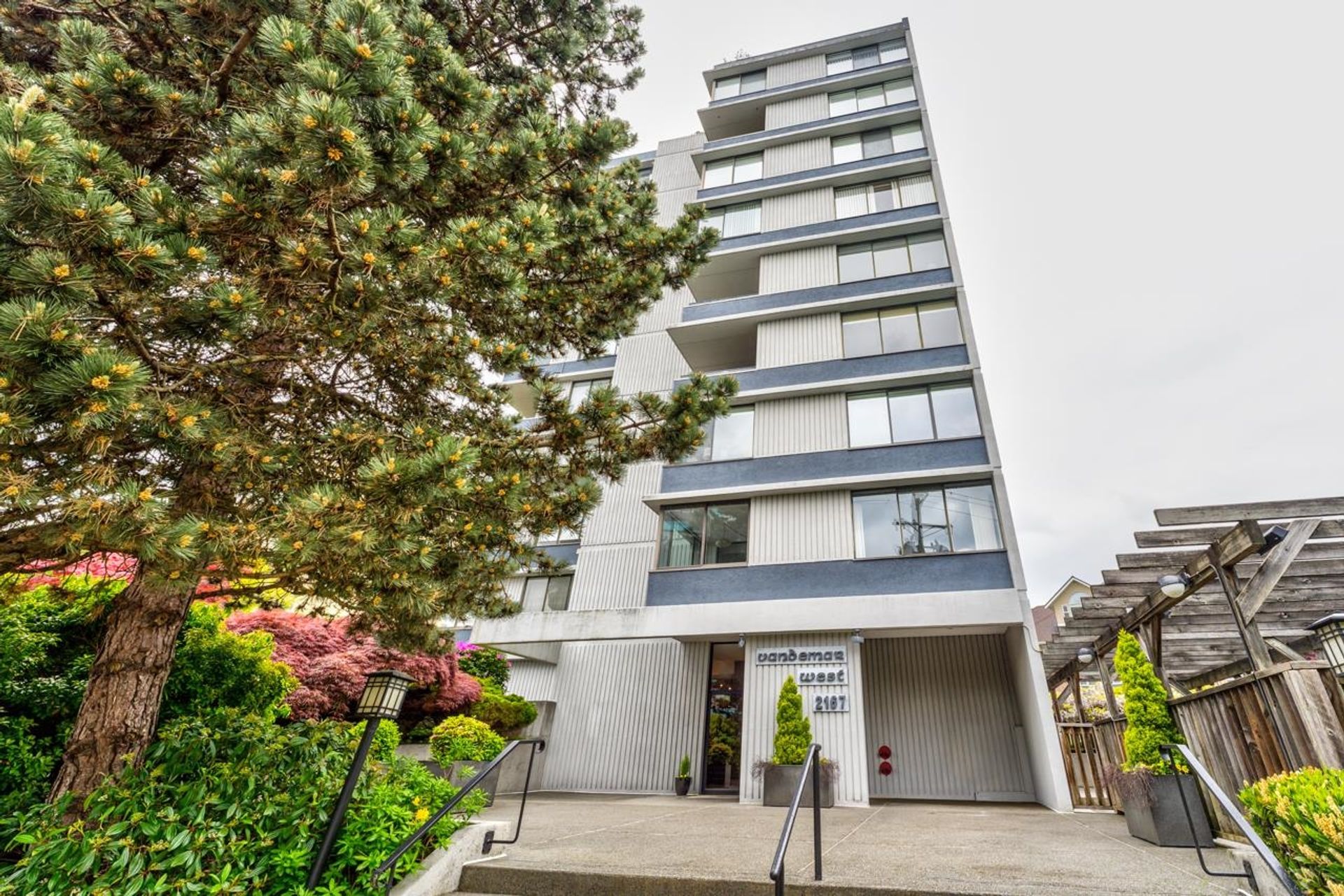 Photo 3 at 203 - 2167 Bellevue Avenue, Dundarave, West Vancouver Photo 3 at 203 - 2167 Bellevue Avenue, Dundarave, West Vancouver