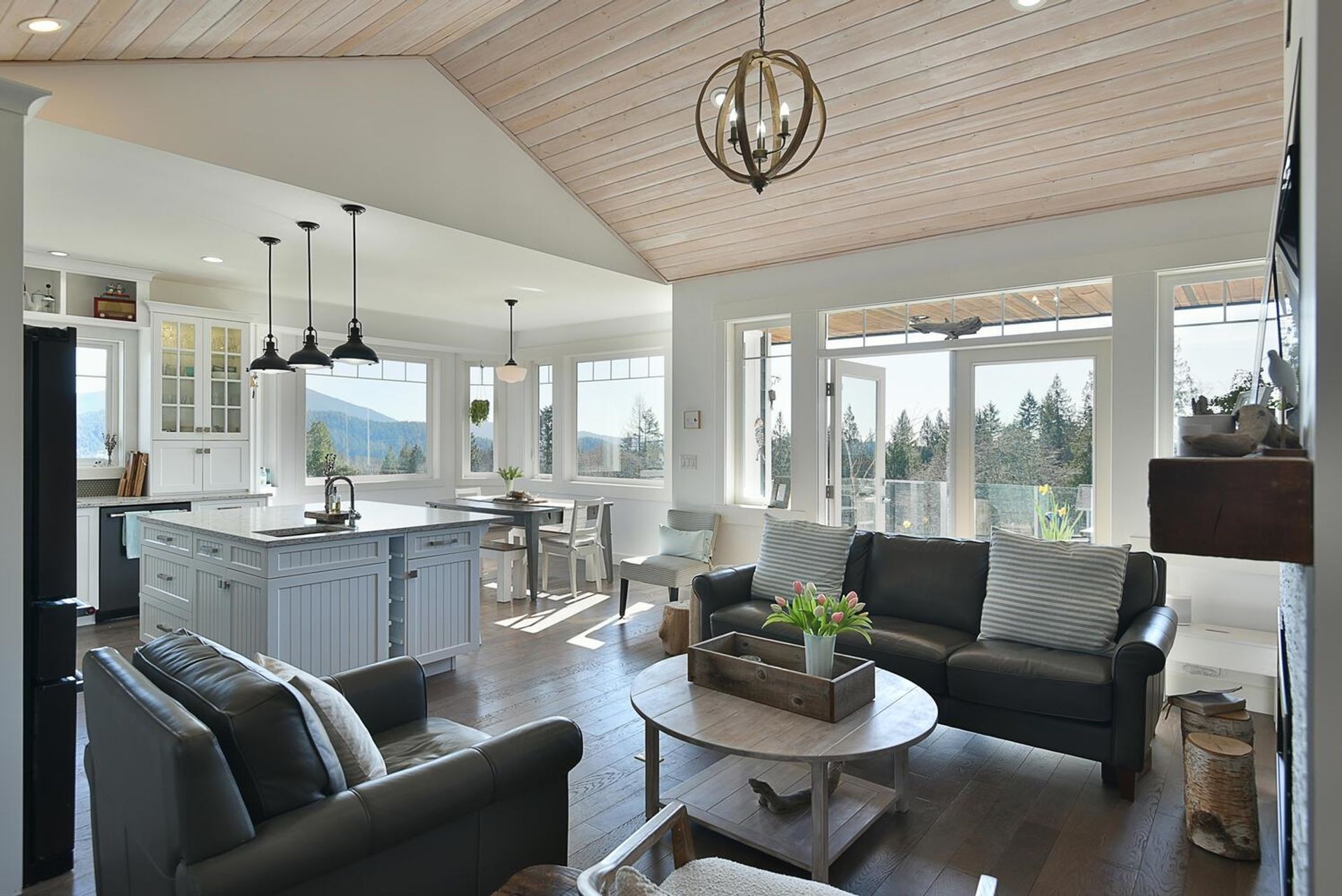 Photo 3 at 605 Woodland Avenue, Gibsons & Area, Sunshine Coast Photo 3 at 605 Woodland Avenue, Gibsons & Area, Sunshine Coast