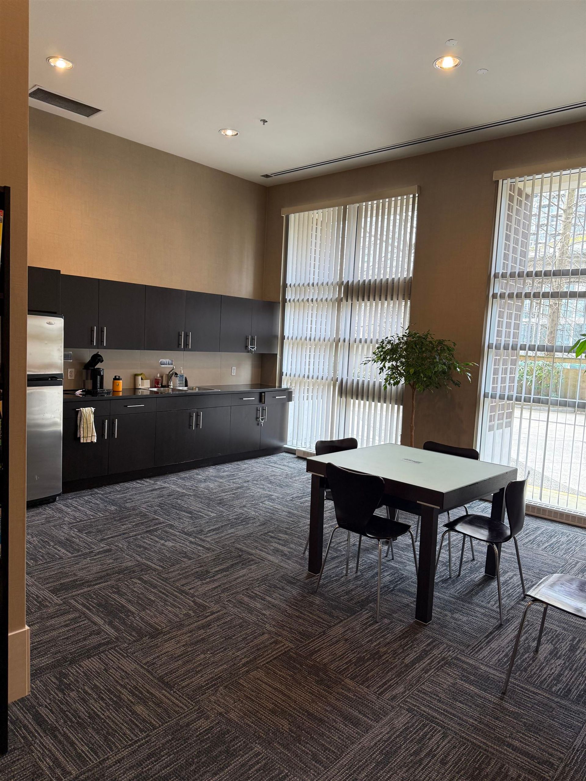 550-pacific-street-yaletown-vancouver-west-02.jpg