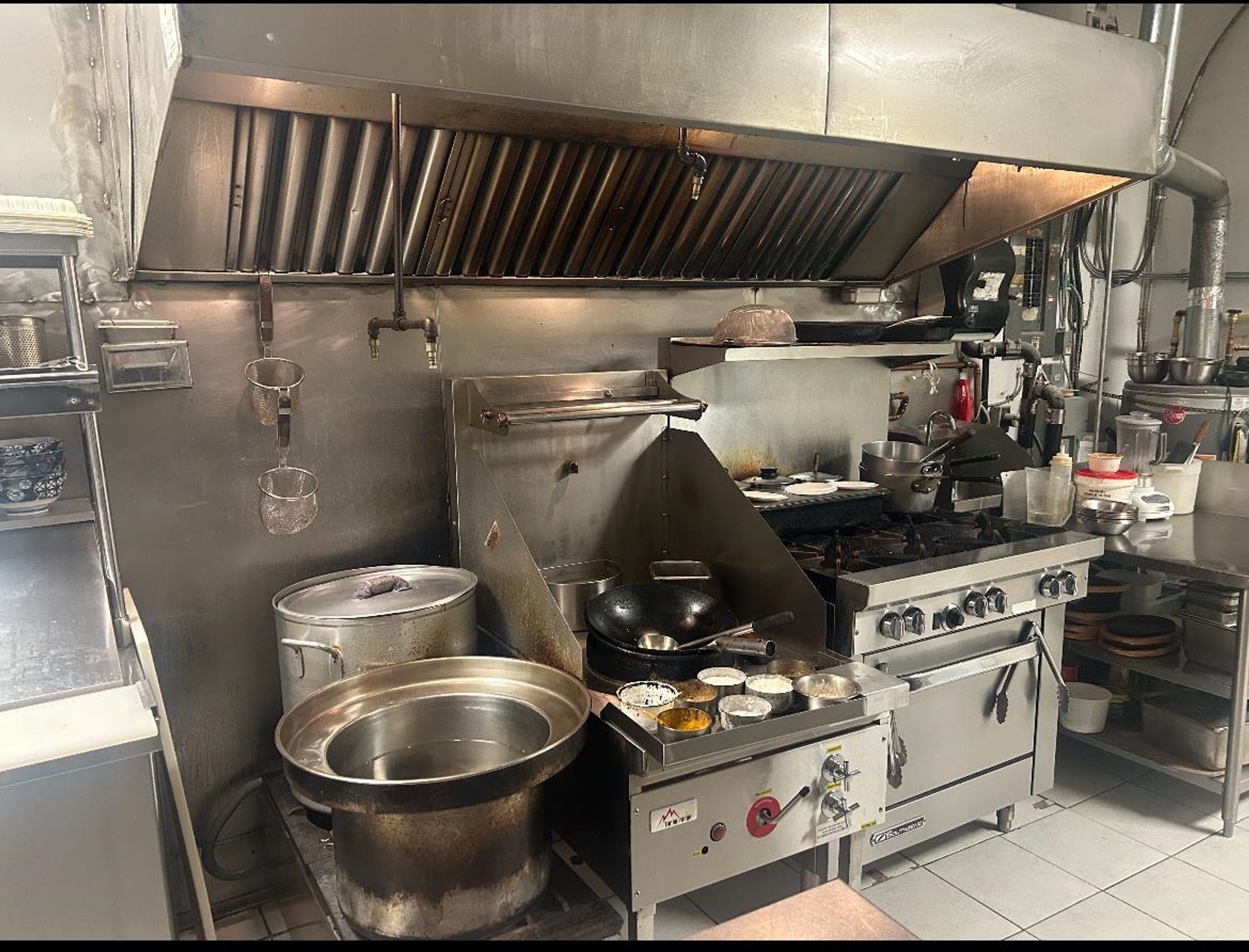 Photo 1 at 887 W Broadway, Fairview VW, Vancouver West Photo 1 at 887 W Broadway, Fairview VW, Vancouver West