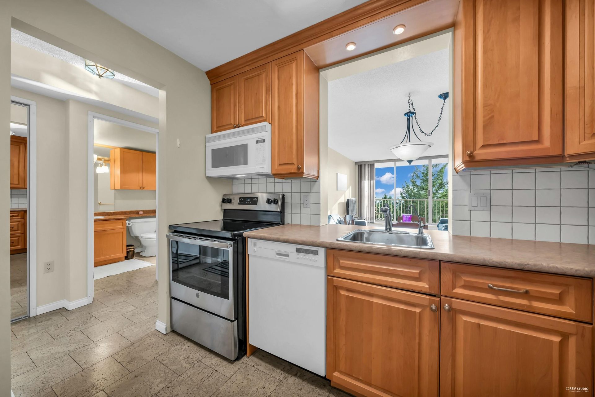 1010 - 2004 Fullerton Avenue4