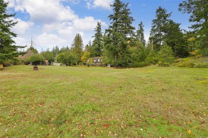 Photo 9 at 567 Windthrop Road, Latoria, Colwood