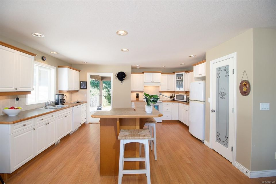 Photo 3 at 3265 Willowmere Crescent, North Jingle Pot, Nanaimo