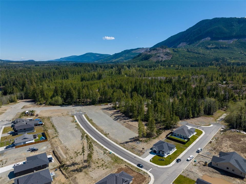 Photo 4 at 143 Maplewood Rise, Lake Cowichan, Duncan