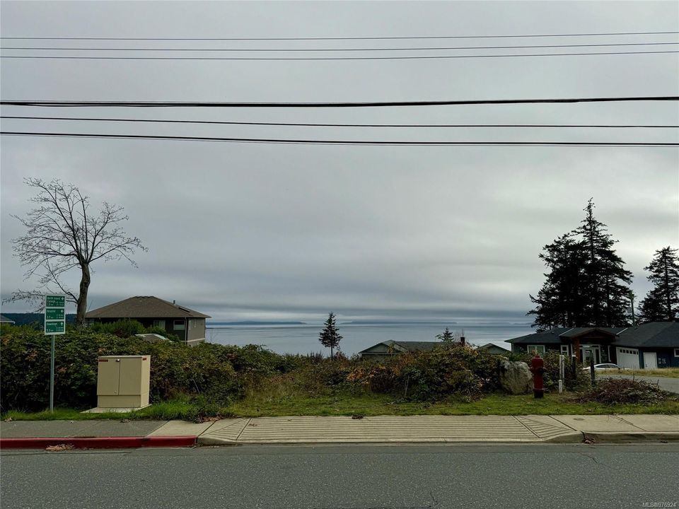 Photo 2 at 1335 Galerno Road, Willow Point, Campbell River