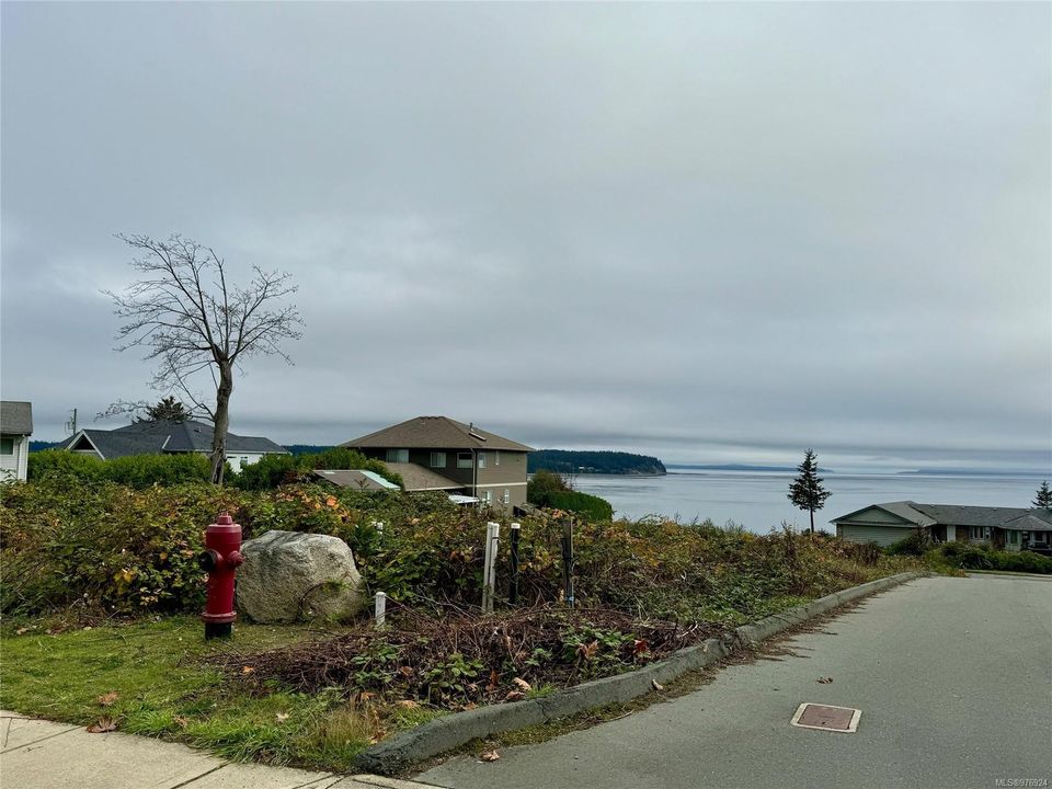 Photo 3 at 1335 Galerno Road, Willow Point, Campbell River