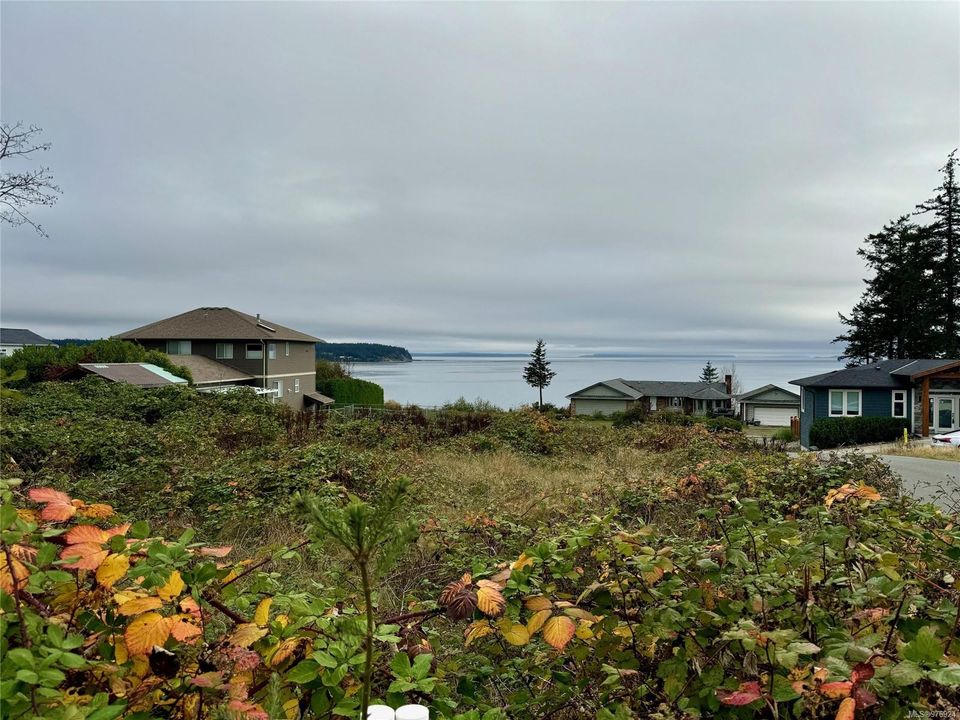 Photo 5 at 1335 Galerno Road, Willow Point, Campbell River